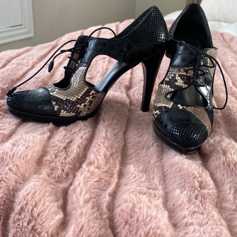 Stuart Weitzman lace up snake skin leather bootie, size 10